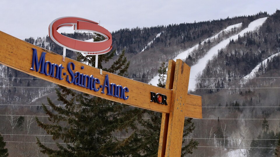 L'enseigne principale de la station Mont-Sainte-Anne avec les pentes de ski en arrière-plan.