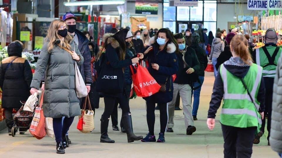Des gens masqués au marché