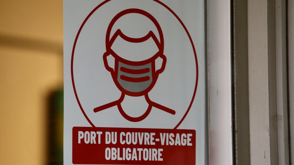 Une affiche rappelant l'obligation de porter un masque.