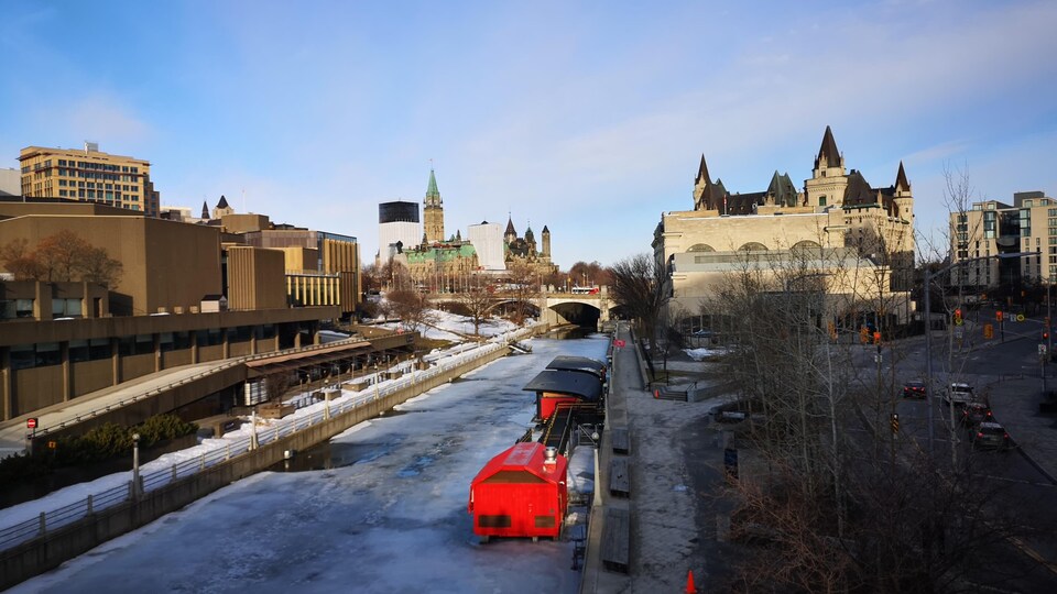 Le canal rideau avec vue du CNA, Parlement et Château Laurier.