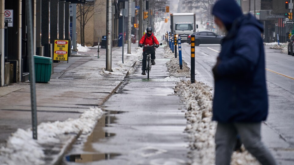 Un homme à vélo à Ottawa.