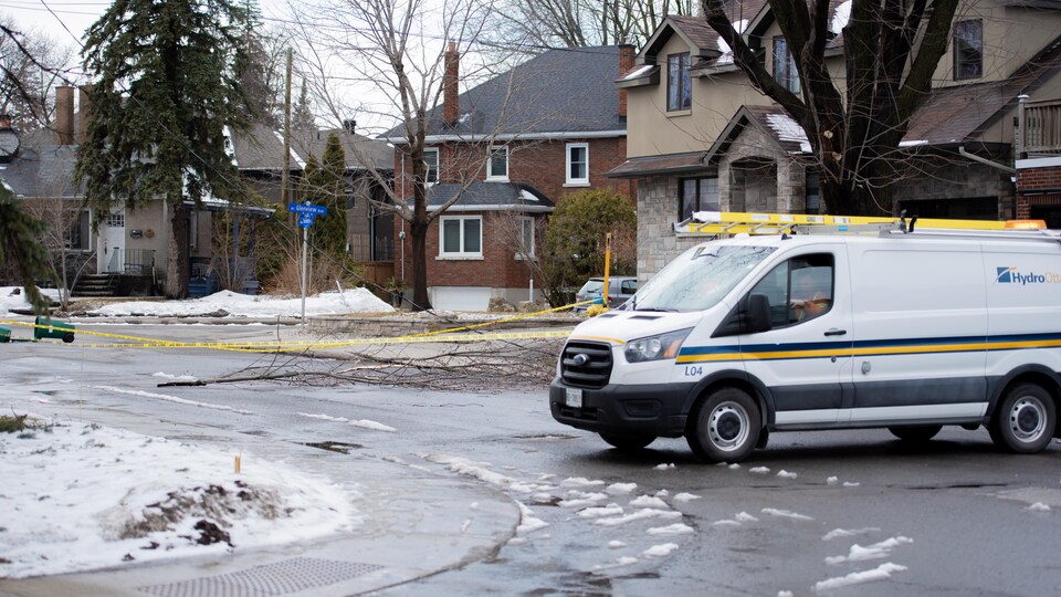 Un camion d'Hydro Ottawa.