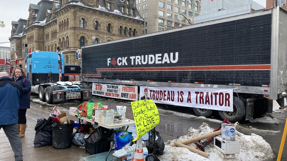 Un camion stationné le long d'un trottoir sur lequel on peut lire "Fuck Trudeau".