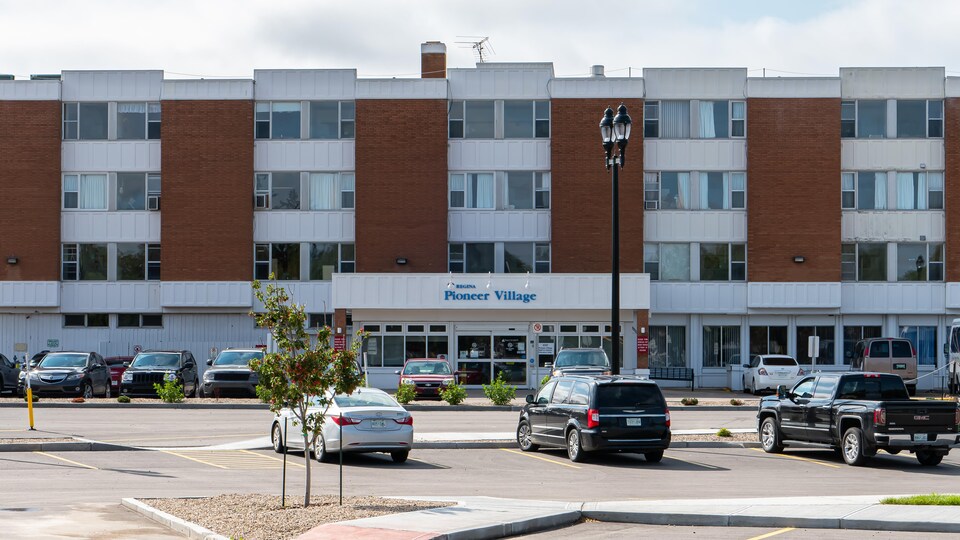 L'immeuble du centre de soins de longue durée pour aînés Pioneer Village, à Regina en Saskatchewan.