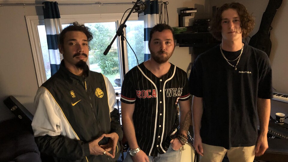 Nico See, Jérémie Travis et Samuel Rivard debout dans leur studio.