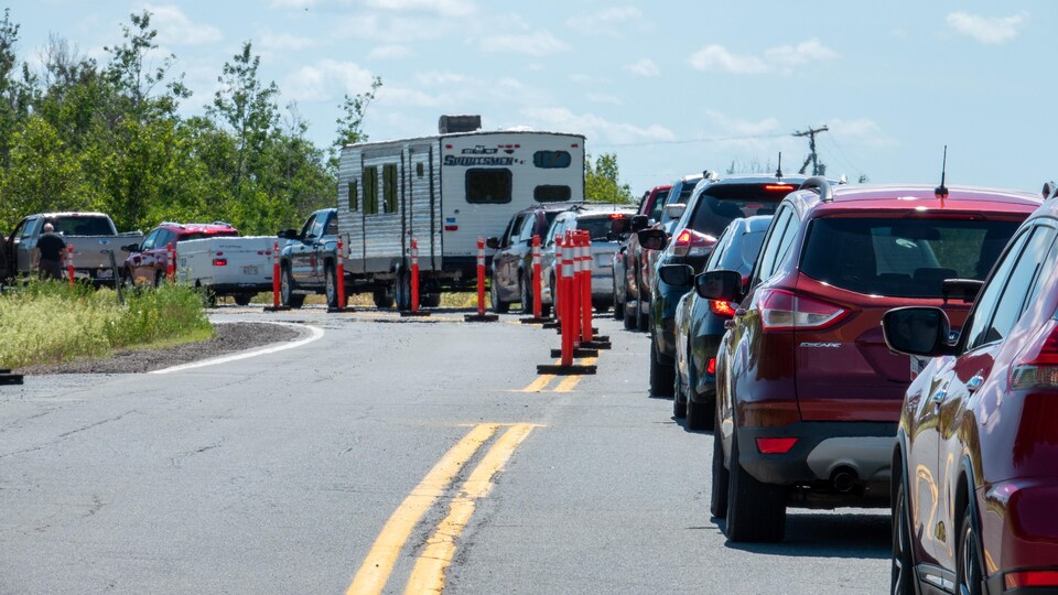 Une file d'autos qui n'avancent pas.