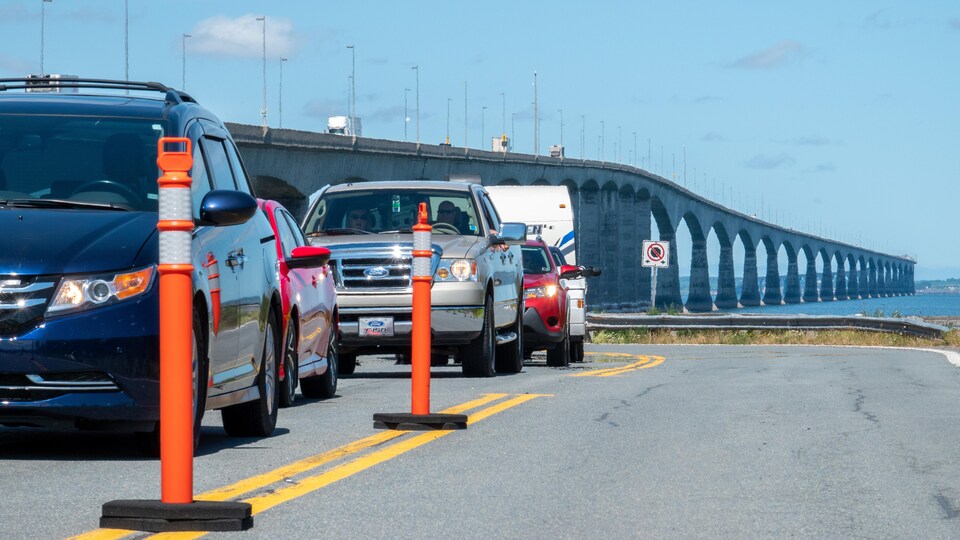 Des autos et le pont en arrière.
