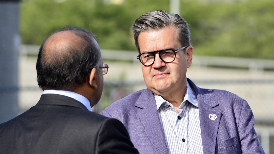 Denis Coderre discutant avec Alan DeSousa, candaidat à la mairie de l'arrondissement de Saint-Laurent.