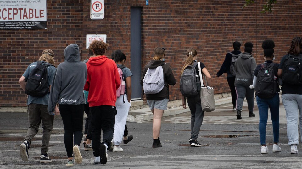 Des élèves marchent vers leur école.