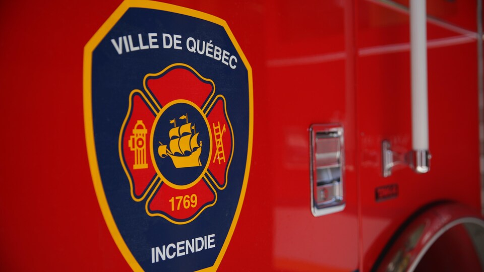 Le logo du Service de protection contre l'incendie de la Ville de Québec sur la porte d'un camion de pompier.