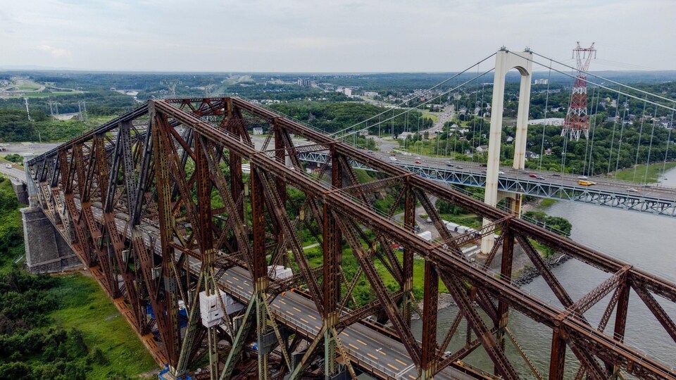 Une vue aérienne du pont de Québec.