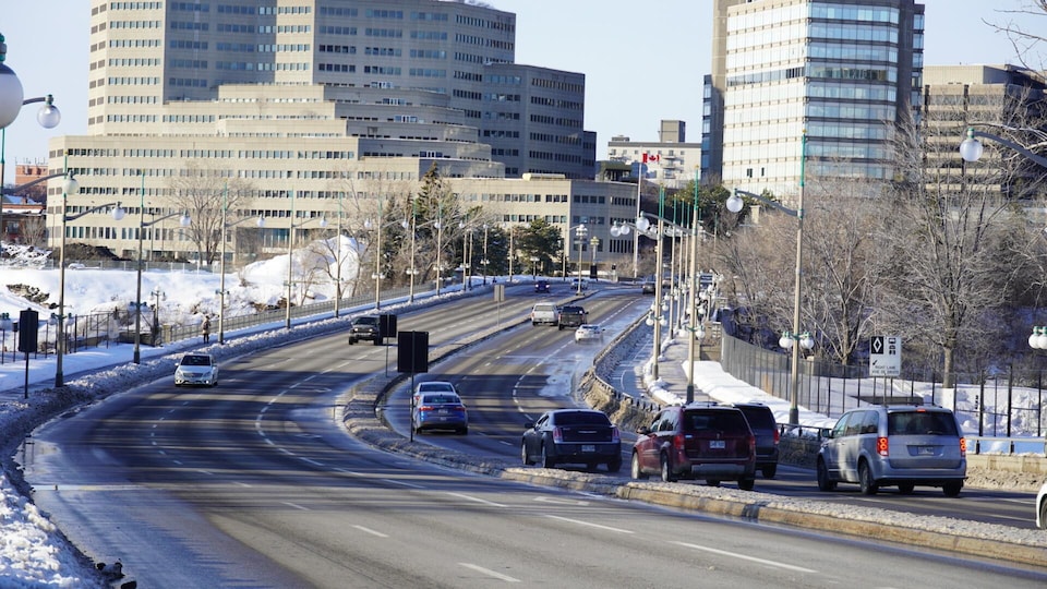 Des voitures circulent sur le pont du Portage en hiver.