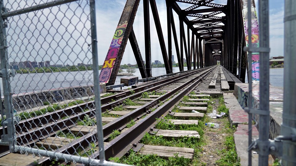 L'entrée du pont est partiellement clôturée.