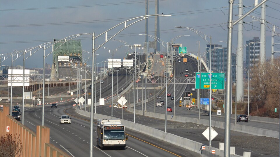 De la circulation sur le pont.