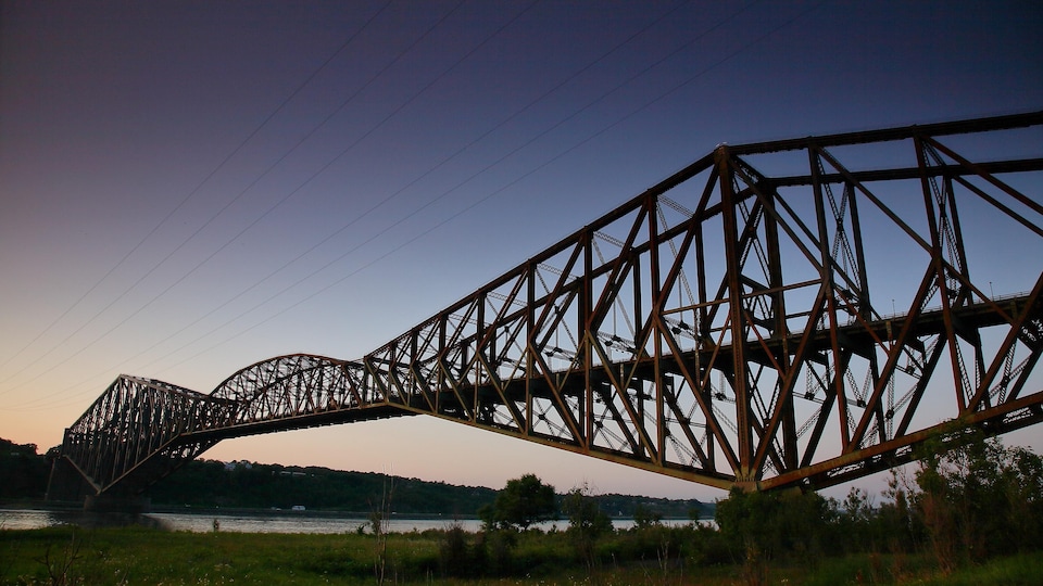Le pont de Québec au crépuscule.