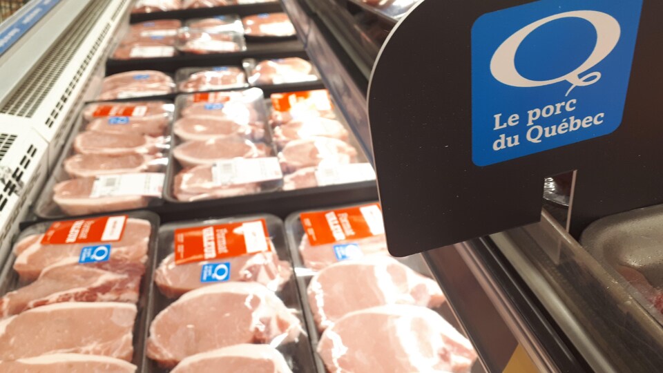 Un rayon de viande de porc dans une épicerie.