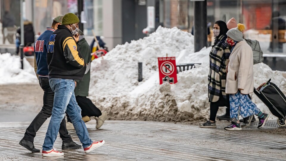 Des piétons portant un masque de tissu à Ottawa.