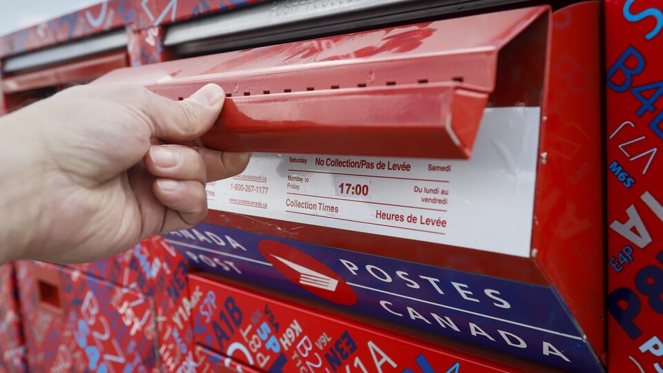 Poste Canada s'attend à des délais même si moins de familles se