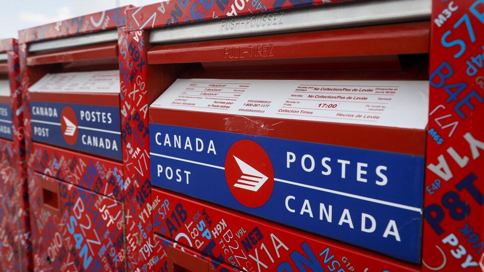 Des boîtes aux lettres.