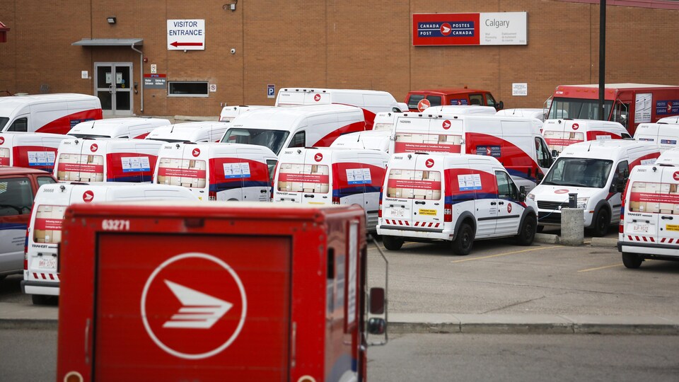Les véhicules de livraison sont vus à l'usine principale de Postes Canada à Calgary, en Alberta, le samedi 9 mai 2020, au milieu d'une pandémie mondiale de COVID-19.