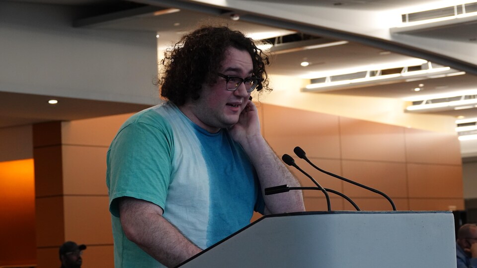 A man is speaking into the microphone.