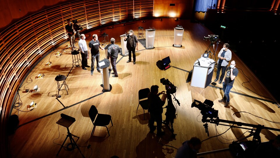 Des techniciens sur la scène d'un théâtre.