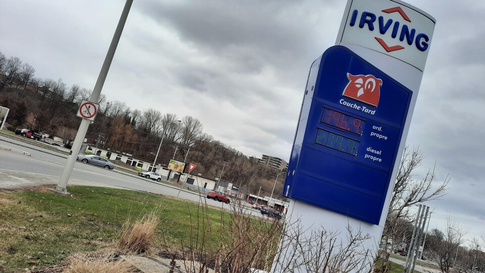 L'essence est affichée à 196,9 ¢ le litre sur une affiche d'une station-service. 