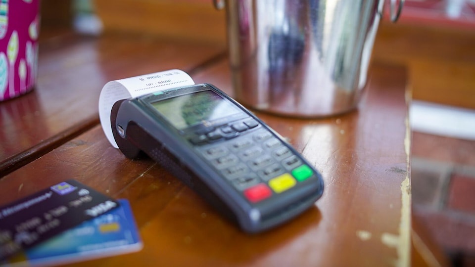 Une machine et des cartes de crédit.