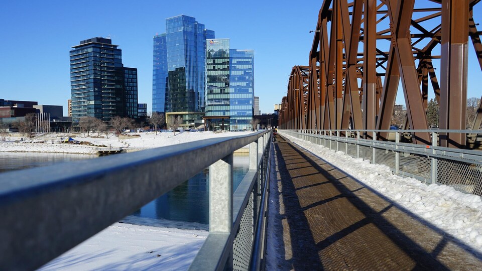 Le quartier River Landing, dans le centre-ville de Saskatoon, et le pont Traffic en hiver.