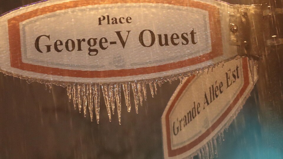 Des panneaux qui indiquent des rues de Québec.