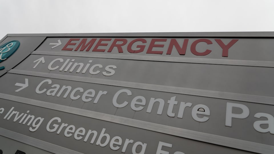 Une enseigne de l'Hôpital Queensway Carleton.