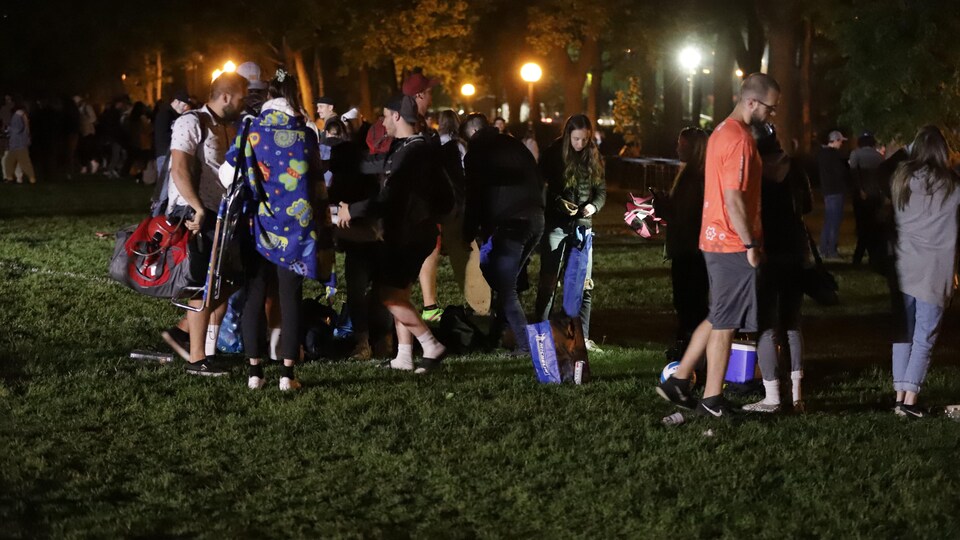Des gens dans un parc de Québec de nuit.