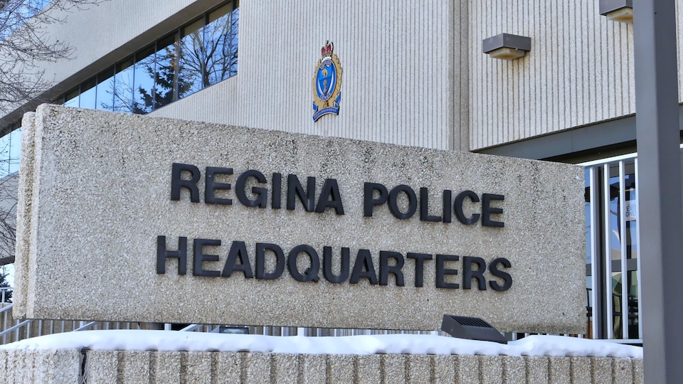 L'extérieur du quartier général du Service de police de Regina.