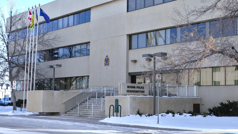 L'extérieur du quartier général du Service de police de Regina en hiver.