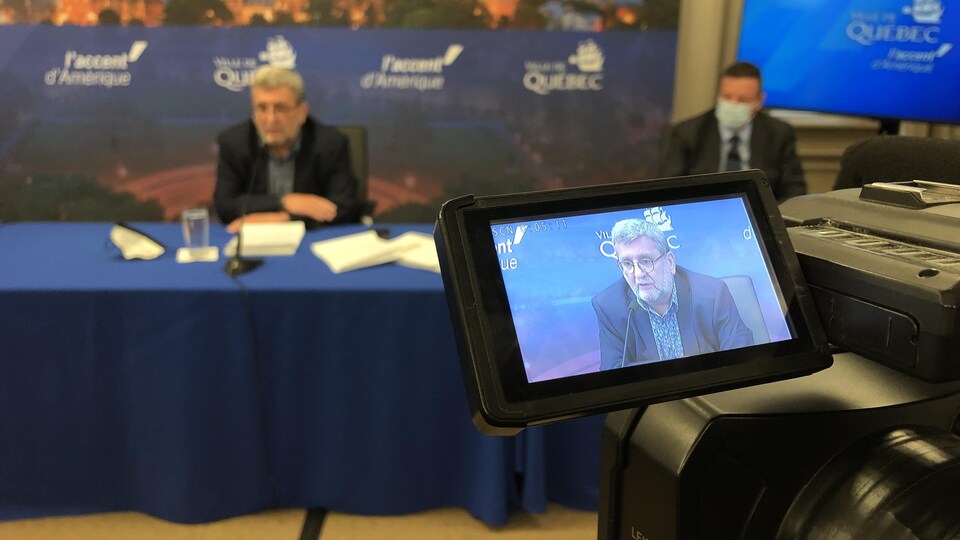 Régis Labeaume en conférence de presse.