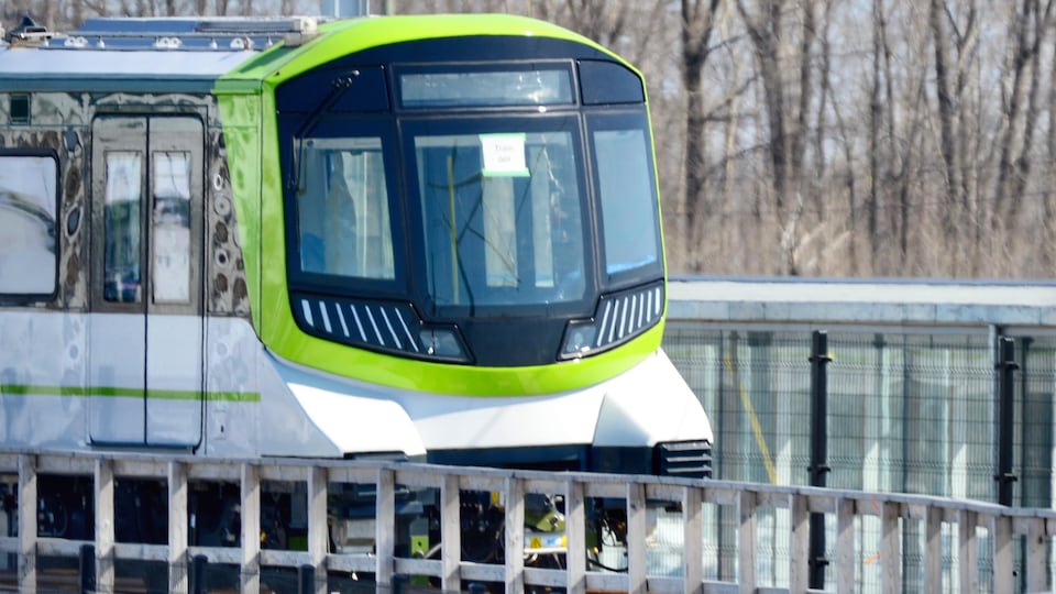 Wagon du futur REM sur les rails.