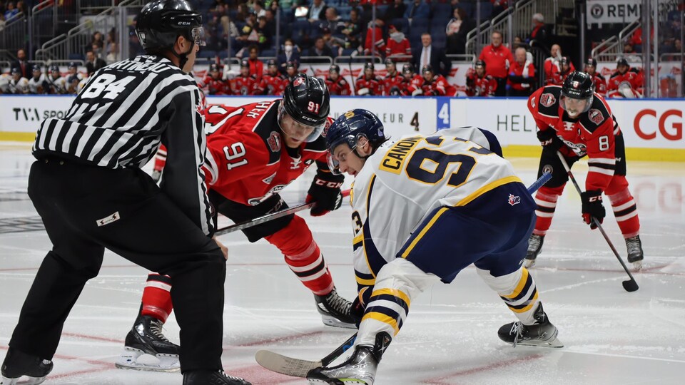 Nathan Gaucher à la mise au jeu face à un joueur des Cataractes. 