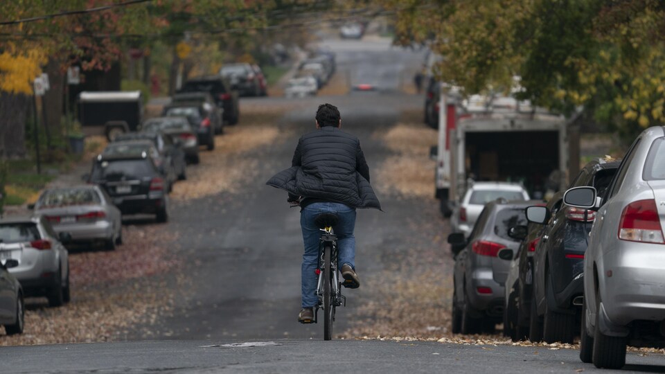 Un citoyen roule à vélo sur la rue J.-J. Gagnier, à Montréal.