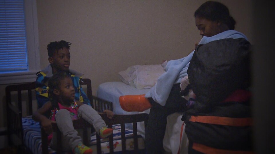 Yoseline et ses enfants au centre d'hébergement Latraverse. 