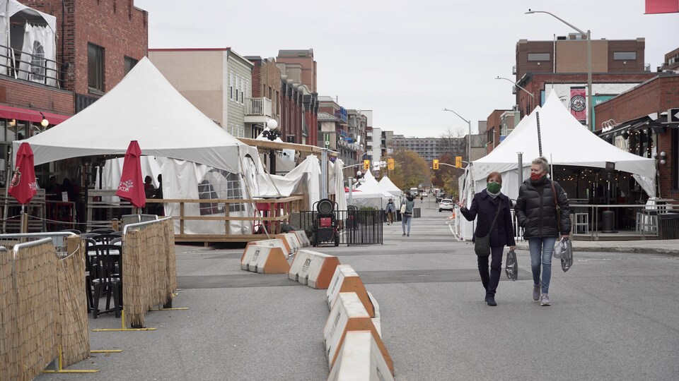 De grandes tentes blanches au centre-ville.