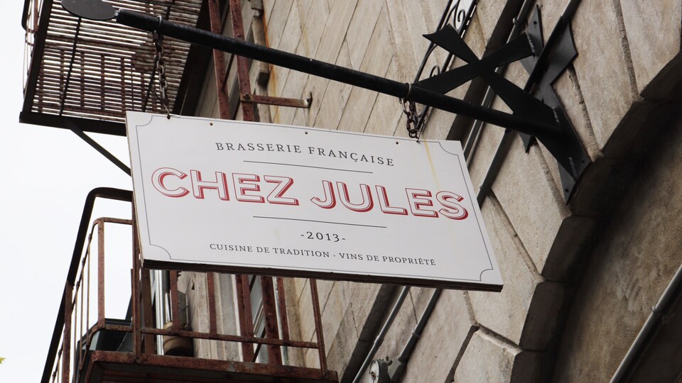 L'enseigne de la brasserie française Chez Jules.