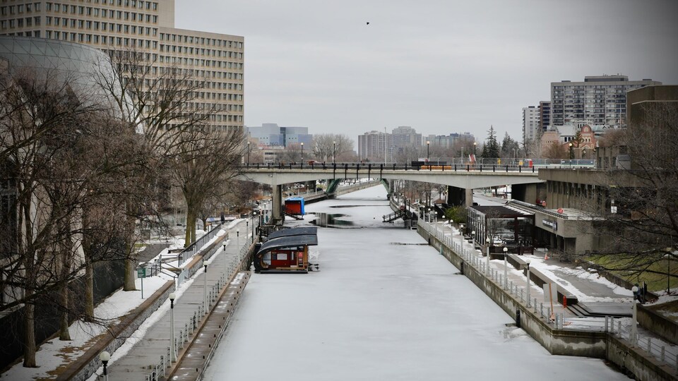 Le canal Rideau fermé en hiver.