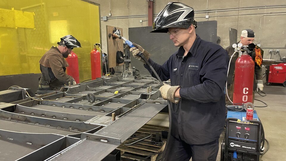 Visite de l'usine de véhicules blindés Roshel à Mississauga