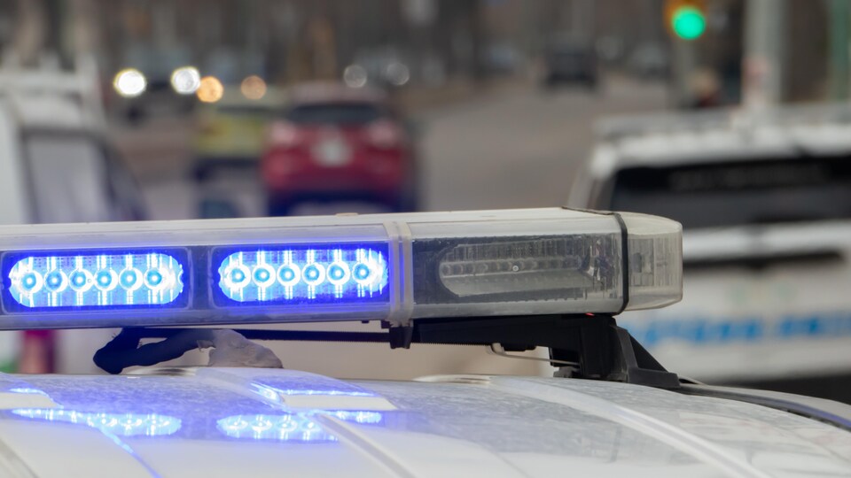 Le gyrophare d'un véhicule policier.
