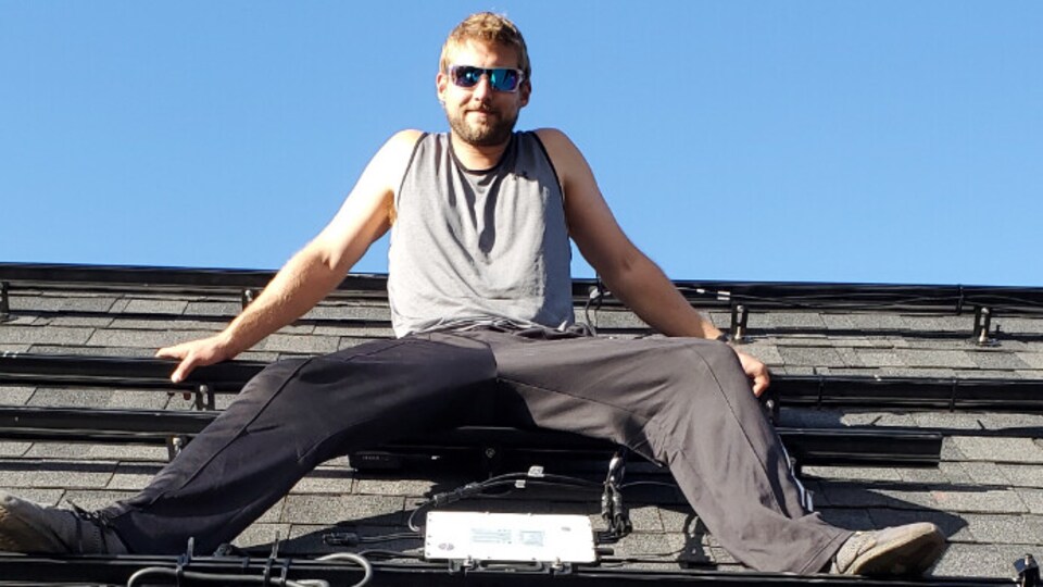 Ryan Joudrey sourit sur un toit. 