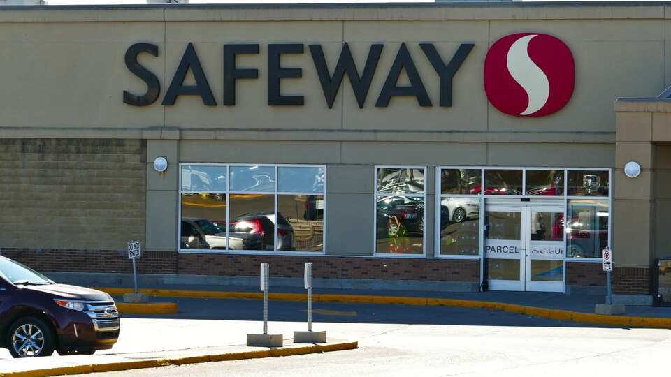 La devanture d'une épicerie Safeway dans la ville de Regina.