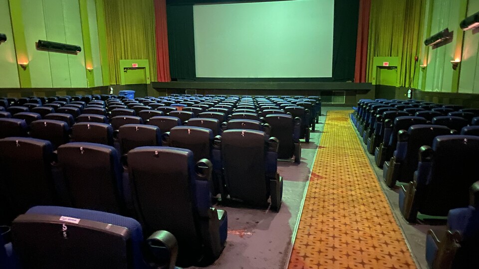 Une salle de cinéma vide.