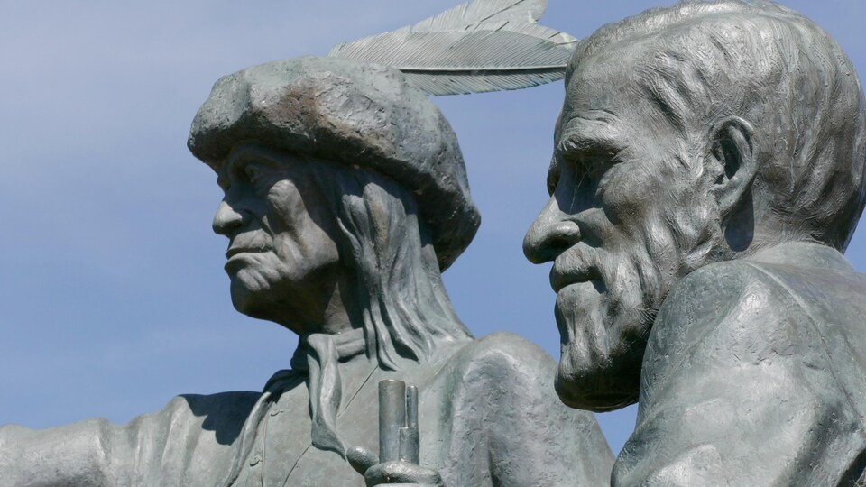 Statue du fondateur de Saskatoon, John Lake, et le chef Whitecap.