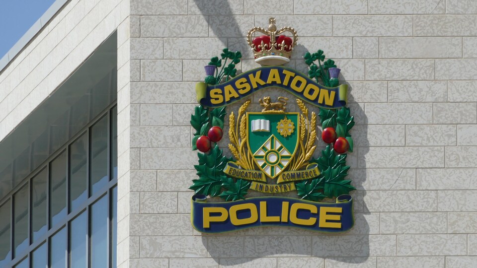 Le logo du Service de police de Saskatoon sur un bâtiment.