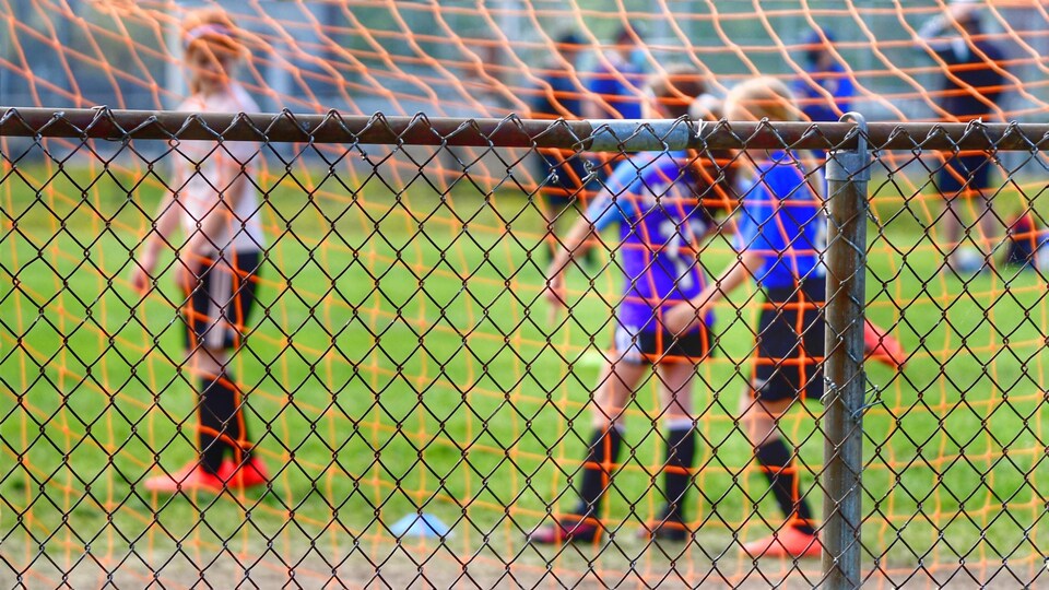 Des jeunes qui jouent au soccer.